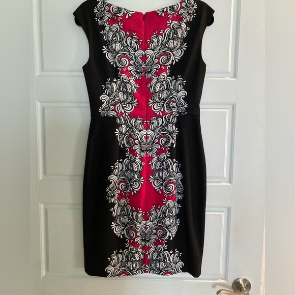 Fitted Dress w’ Back Pleat - Picture 2 of 3